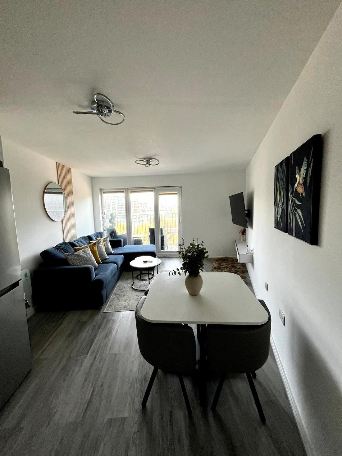 Chic 2-bed Flat - Coop Live & Ethiad Apartment *