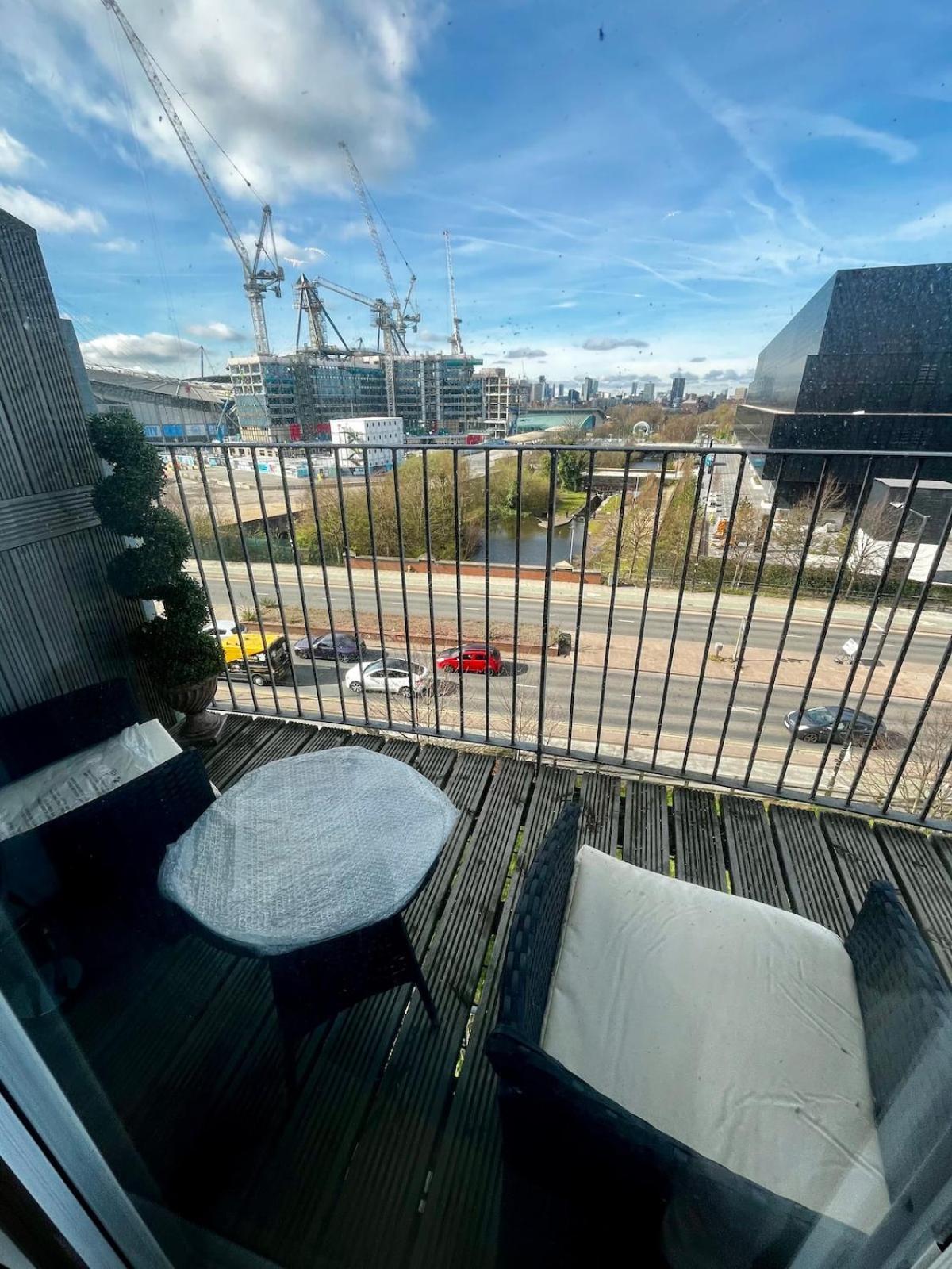 Chic 2-bed Flat - Coop Live & Ethiad Apartment *